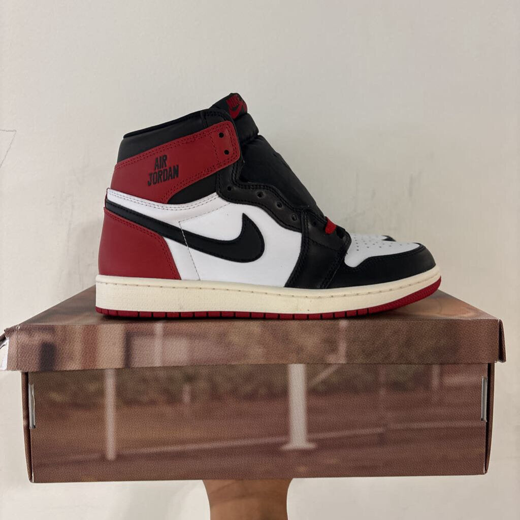 JORDAN 1 BLACK TOE SZ 8.5