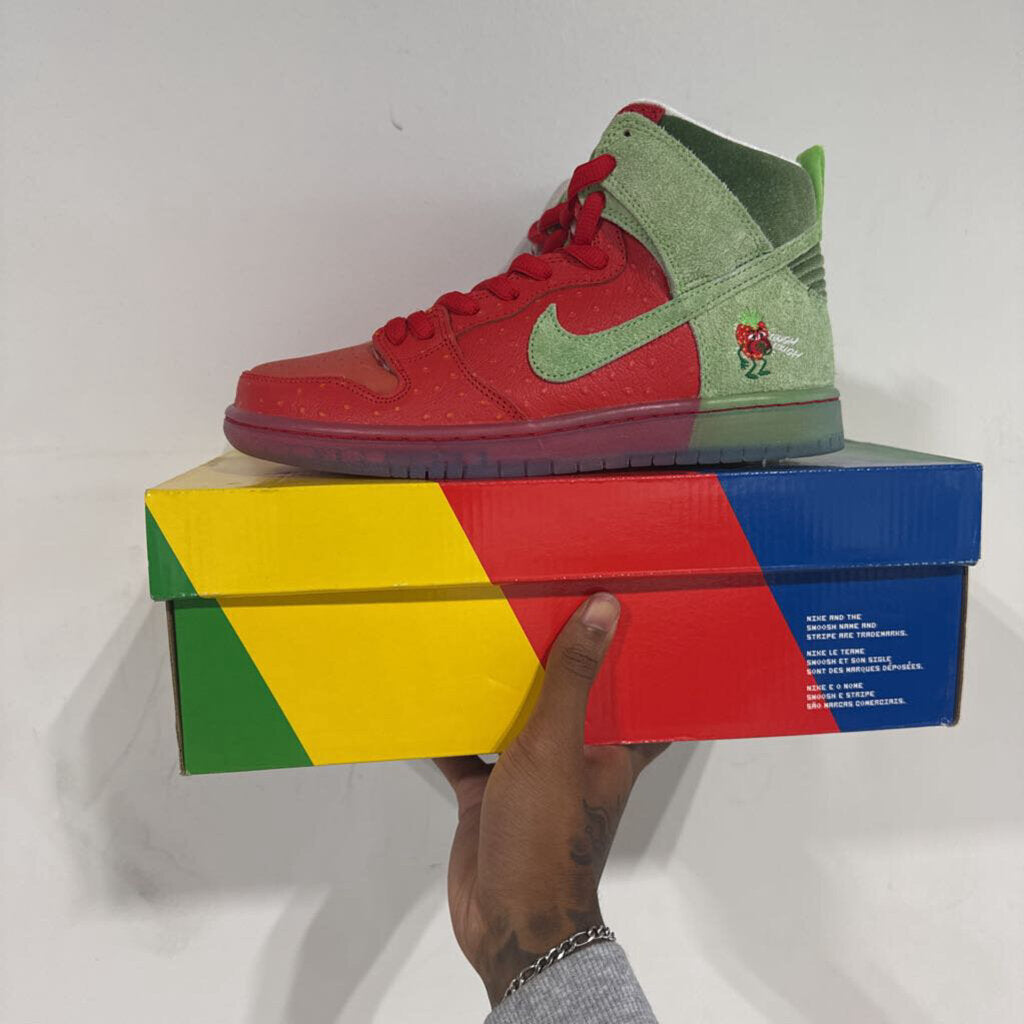NIKE SB DUNK HIGH STRAWBERRY COUGH SZ 8