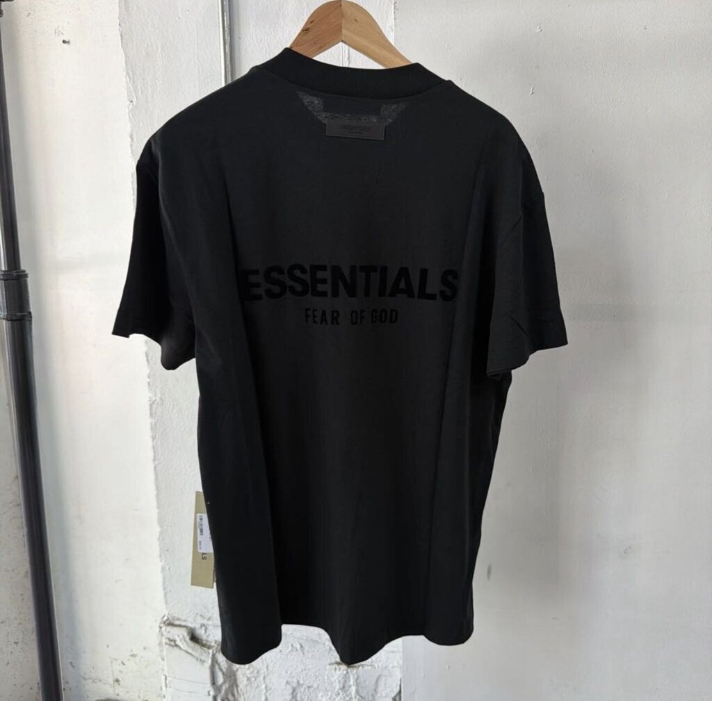 ESSENTIALS TEE SZ M