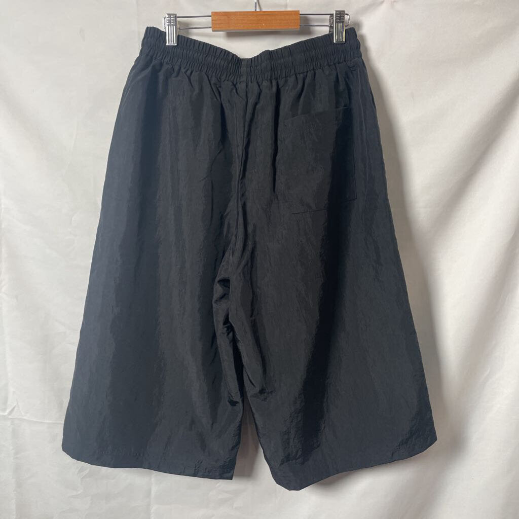 HMDD Black 3/4s Shorts Sz. S