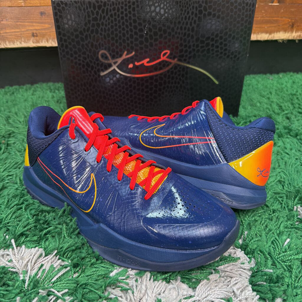 KOBE V CAITLYN CLARK SZ. 10.5 (BOX)