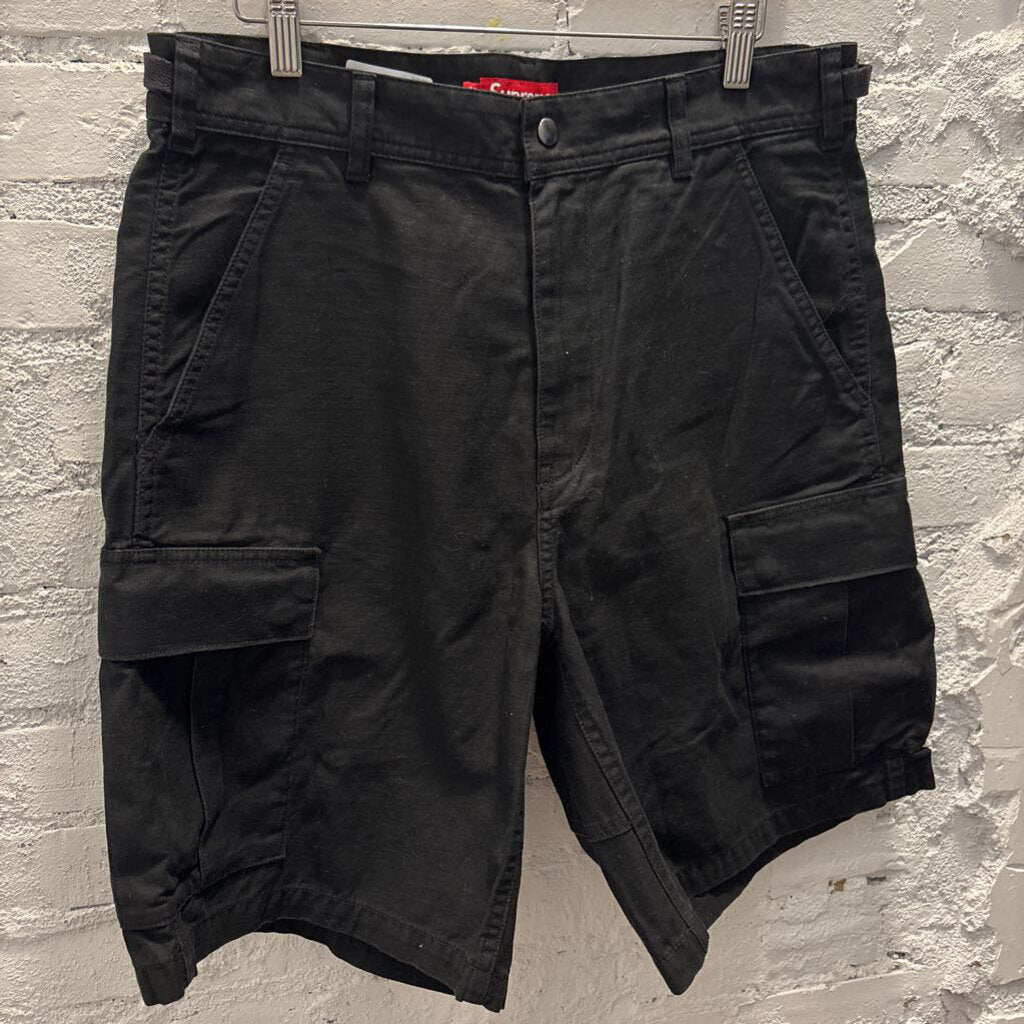 SUPREME BLACK CARGO SHORTS SZ. 30