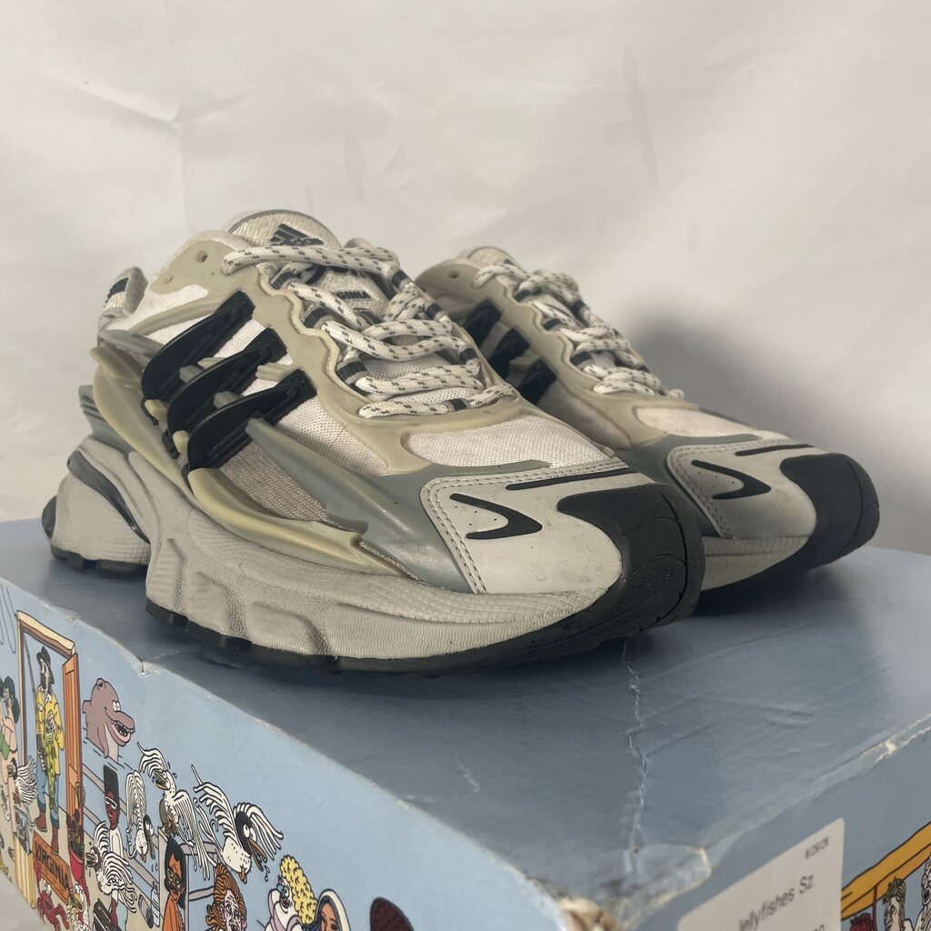 Grey Jellyfishes Sz. 10.5