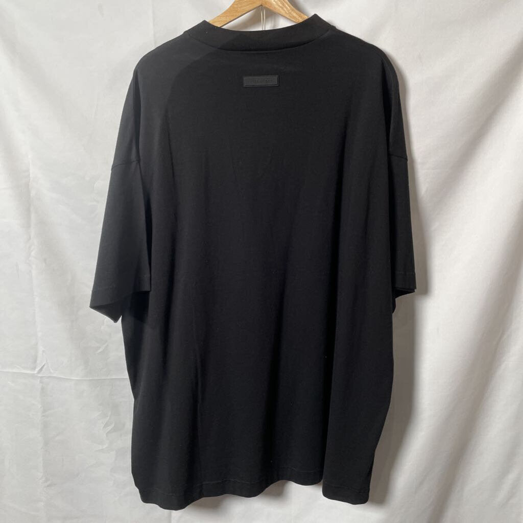 Essentials Black Tee Sz. M