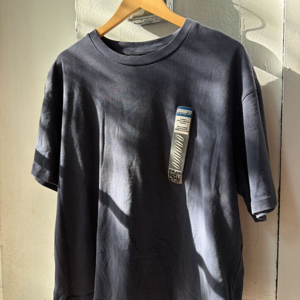 PLEASURES STICKER TEE SZ.L