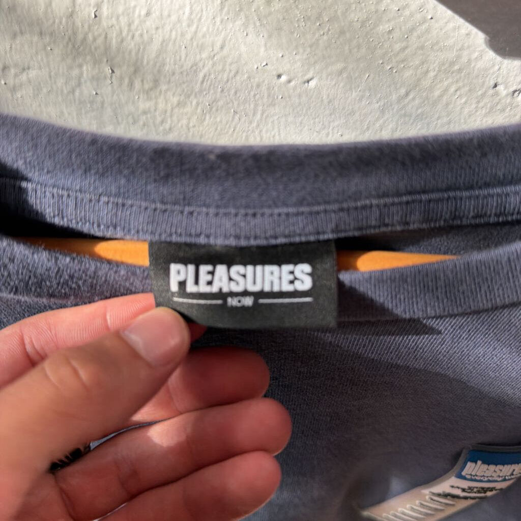 PLEASURES STICKER TEE SZ.L