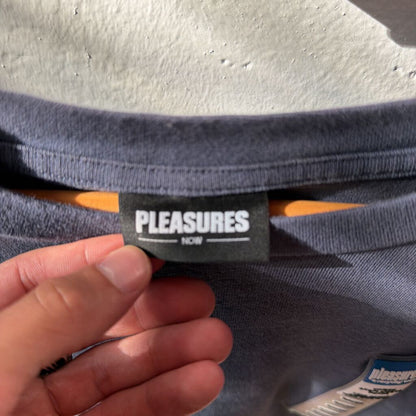 PLEASURES STICKER TEE SZ.L