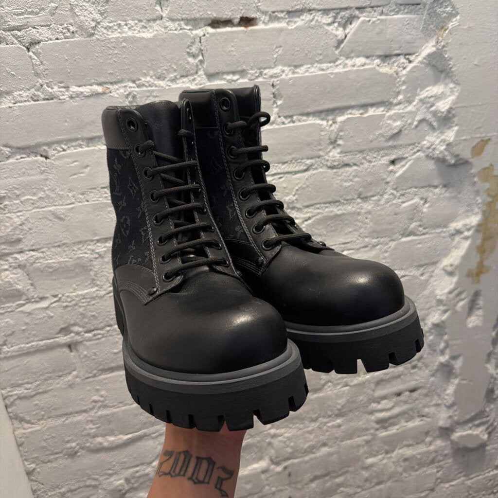 LV CHELSEA BOOTS SZ. 10 (NO BOX)