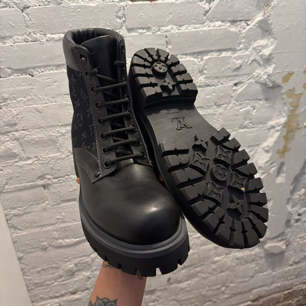 LV CHELSEA BOOTS SZ. 10 (NO BOX)