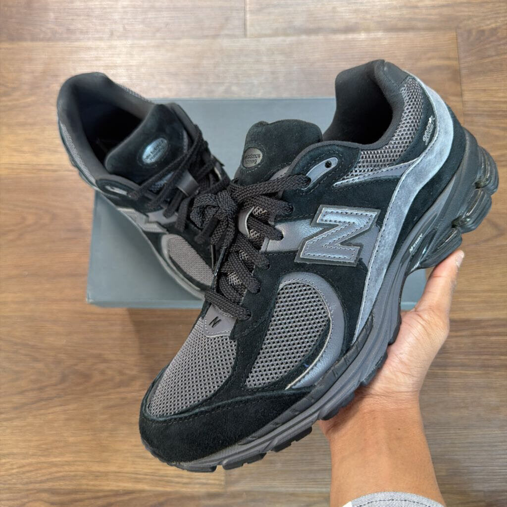 NEW BALANCE 2002R ALL BLACK SZ 10 1/2
