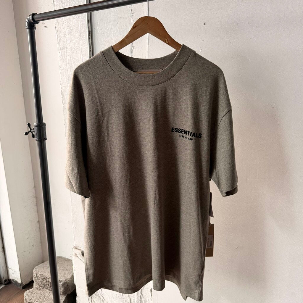 ESSENTIALS TEE SZ L