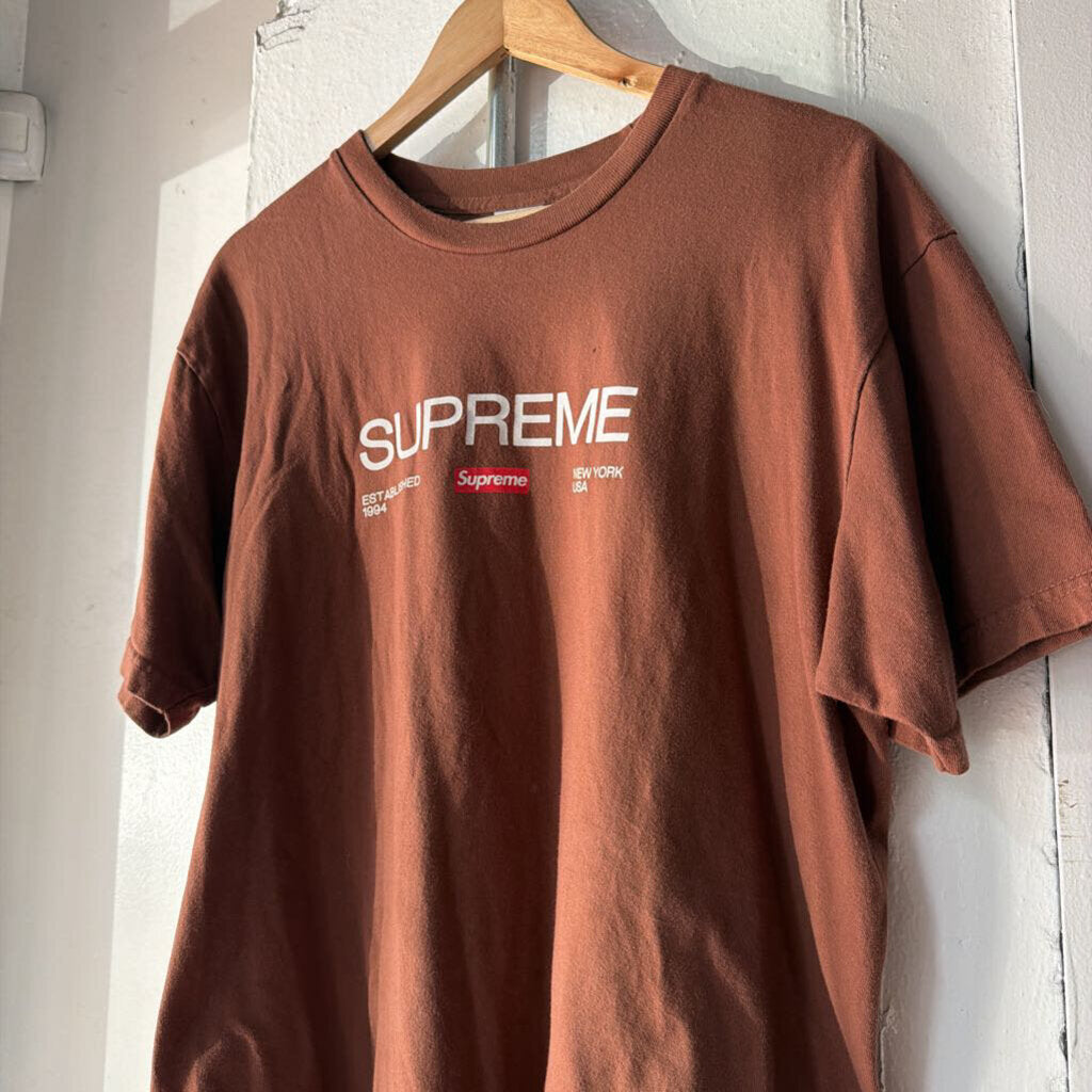 SUPREME EST LOGO TEE SZ.L
