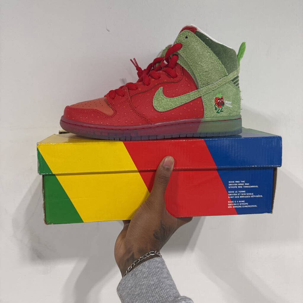 NIKE SB DUNK HIGH STRAWBERRY COUGH SZ 8