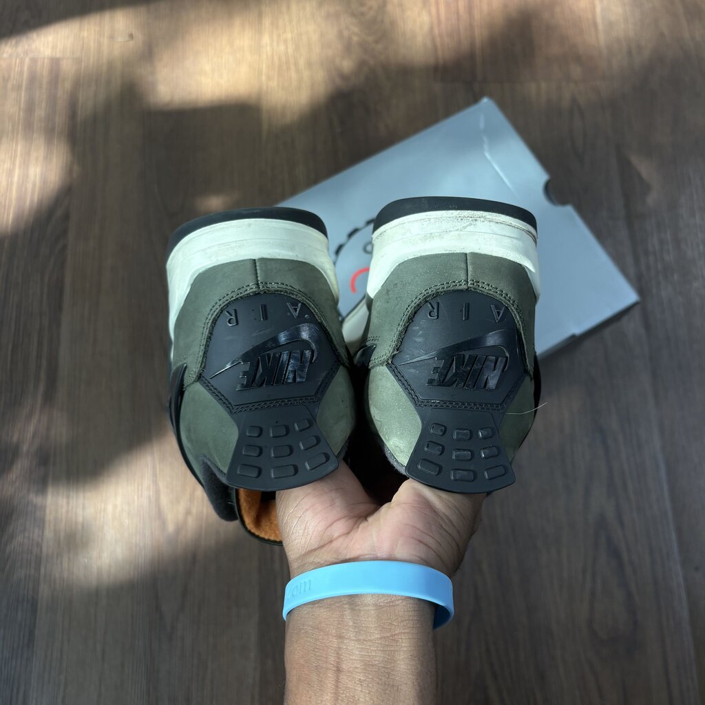 JORDAN 4 UNDFTD SZ. 8.5 (BOX)