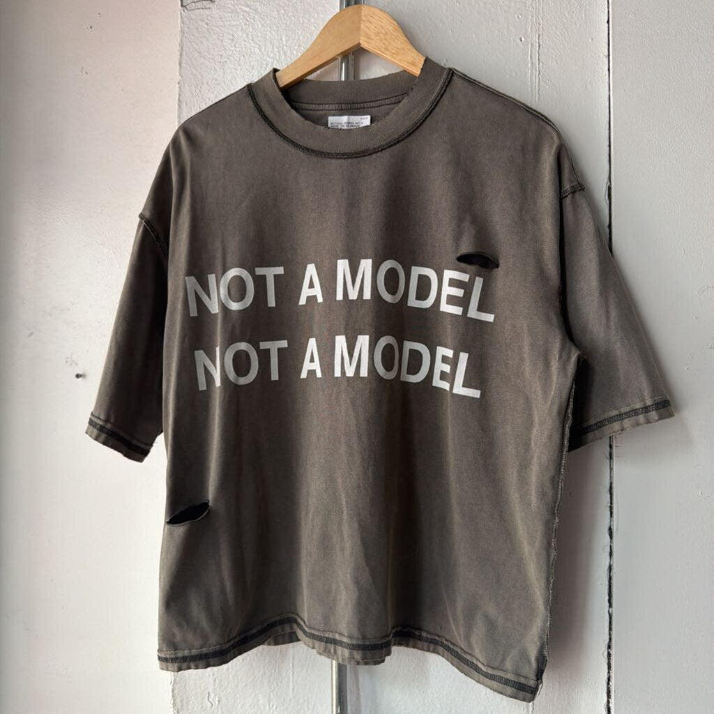BOTTEGA DESIRES NOT A MODEL TEE SZ MEDIUM