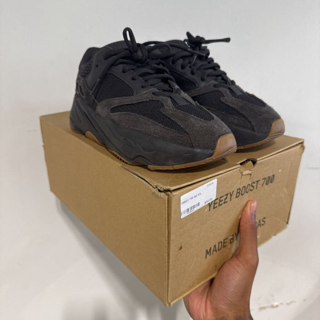 YEEZY 700 SZ 5.5