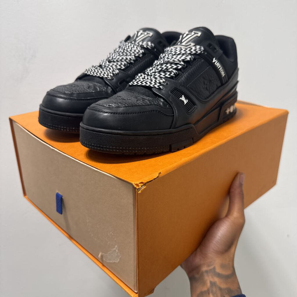 LV TRAINER BLACK SZ 9US