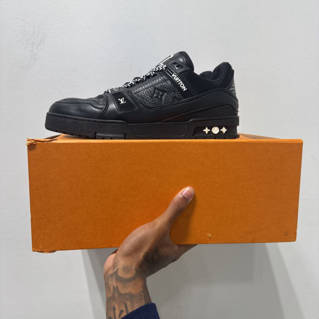 LV TRAINER BLACK SZ 9US
