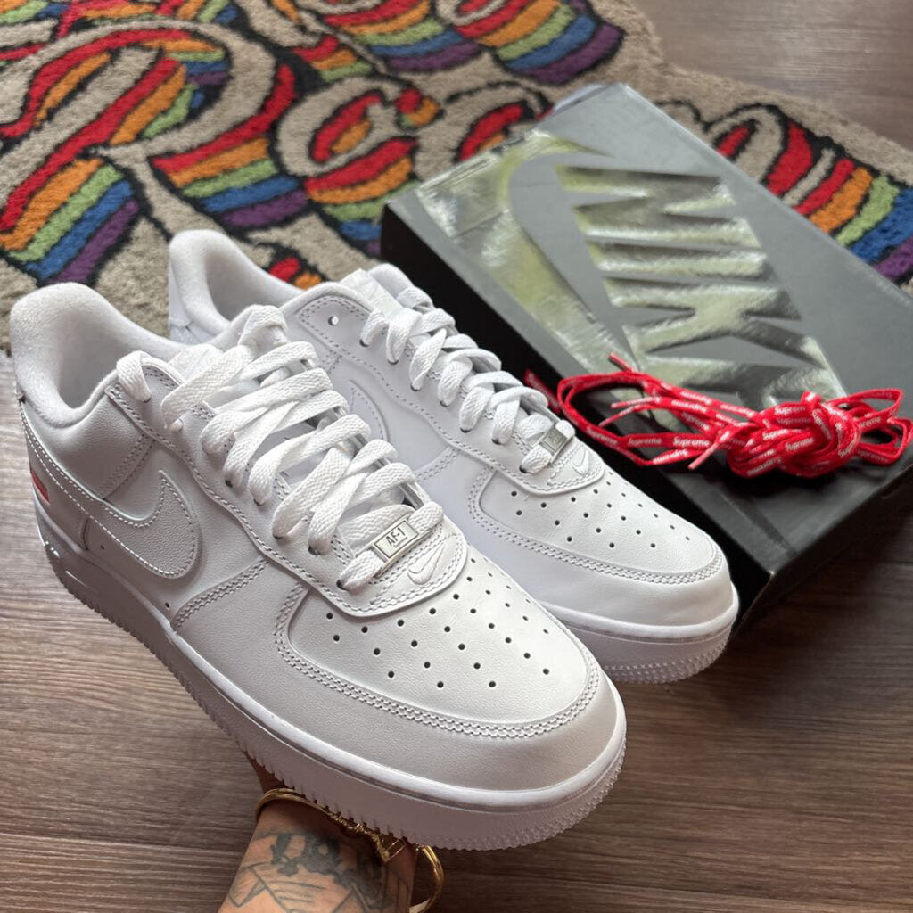 NIKE X SUPREME AF1 SZ. 8.5 (BOX)