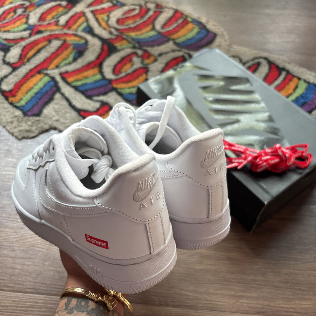 NIKE X SUPREME AF1 SZ. 8.5 (BOX)