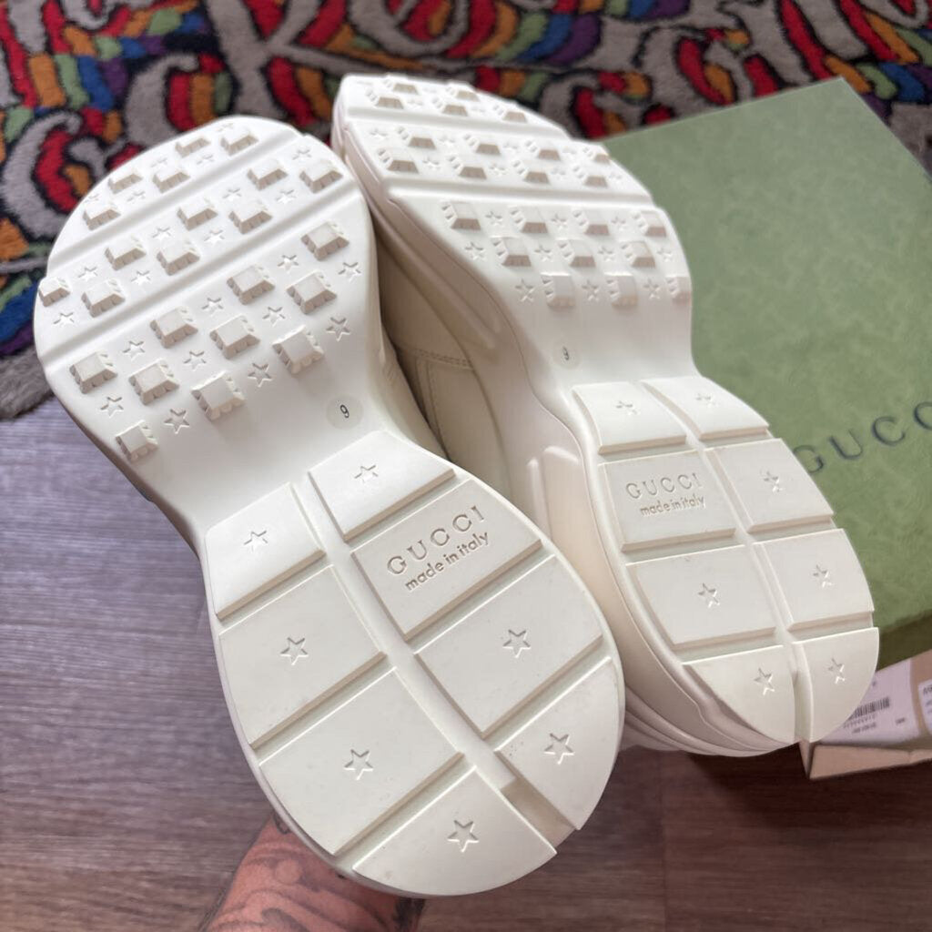 GUCCI "INTERLOCKING G" SNEAKERS SZ 9 (BOX)