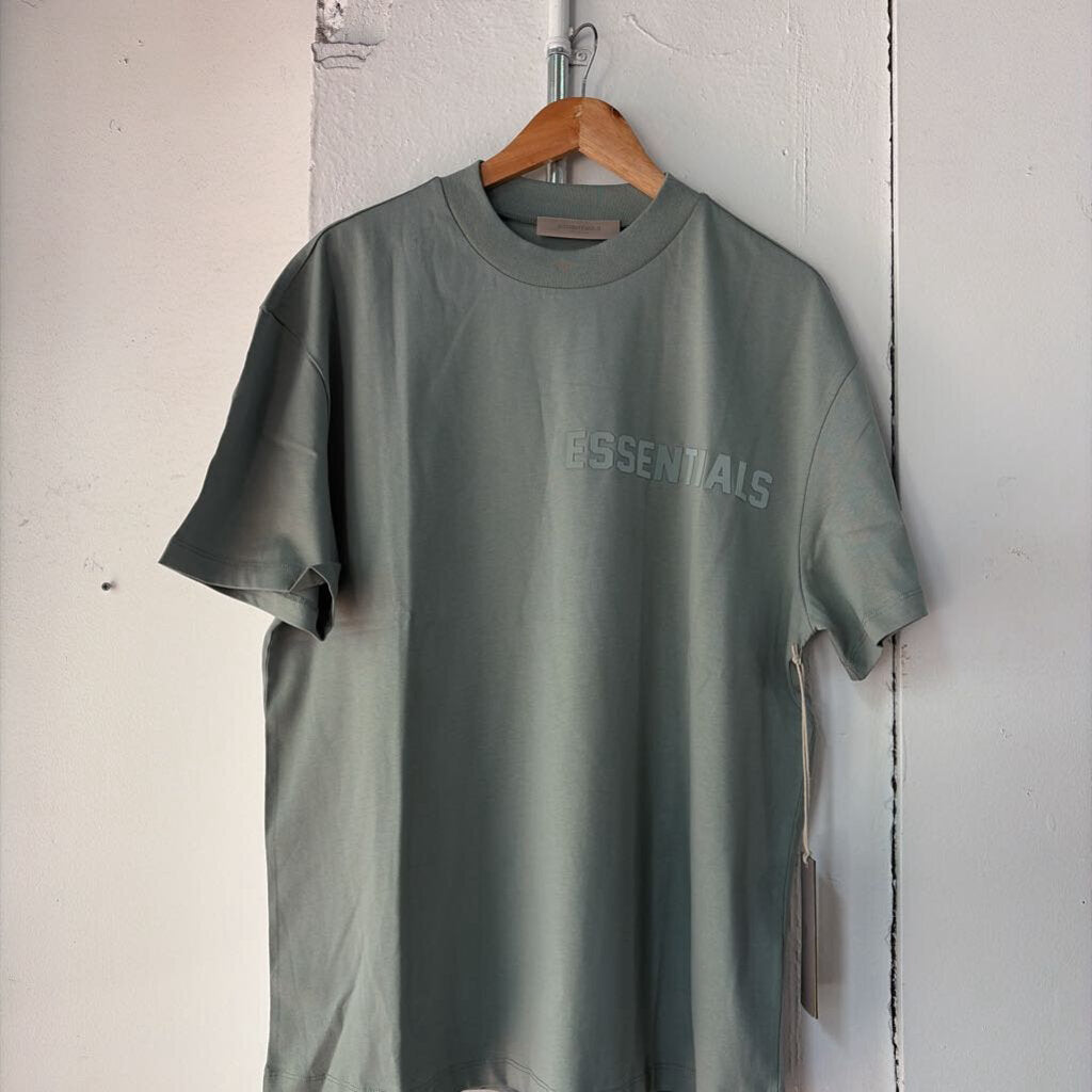ESSENTIALS TEE SZ M
