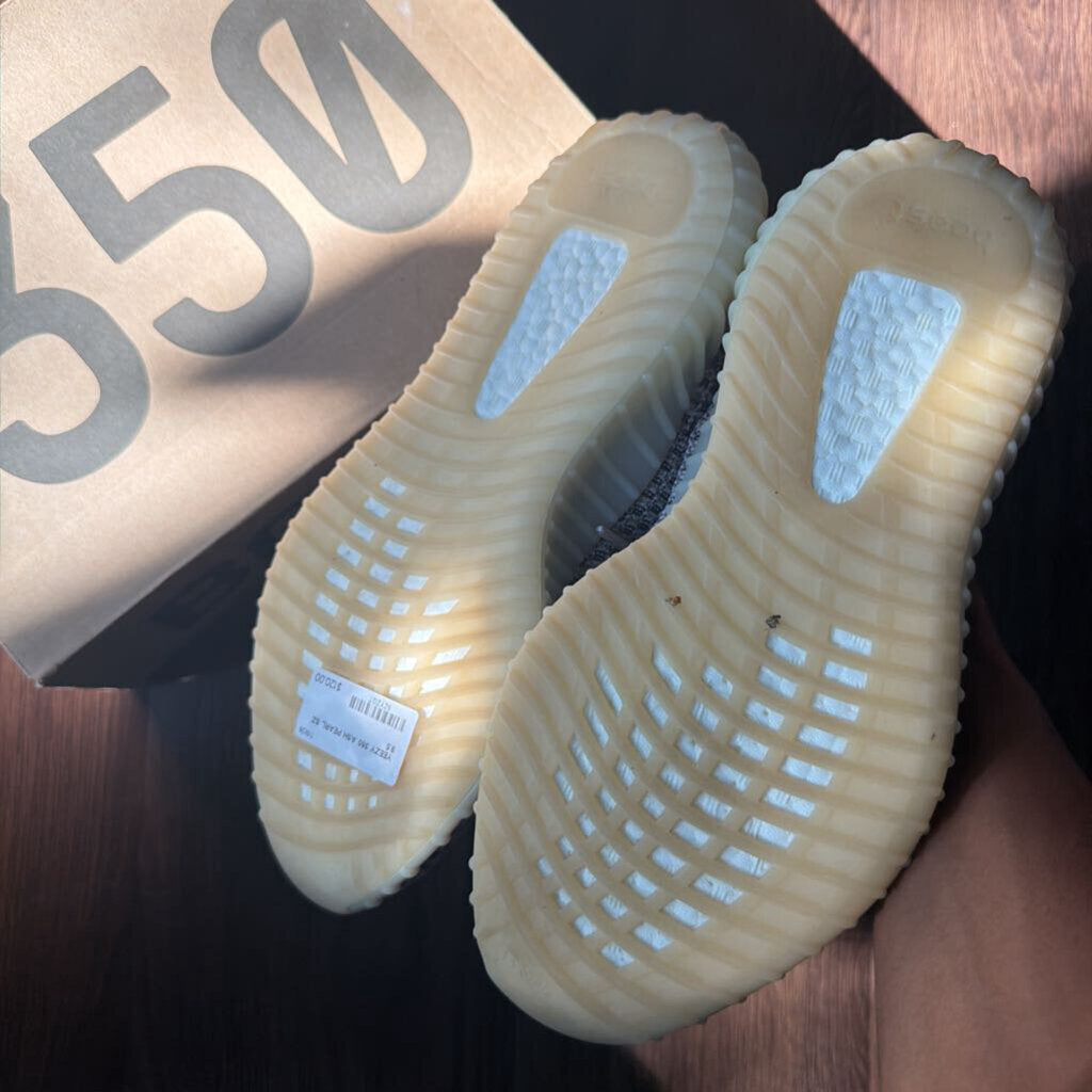 YEEZY 350 ASH PEARL SZ 9.5