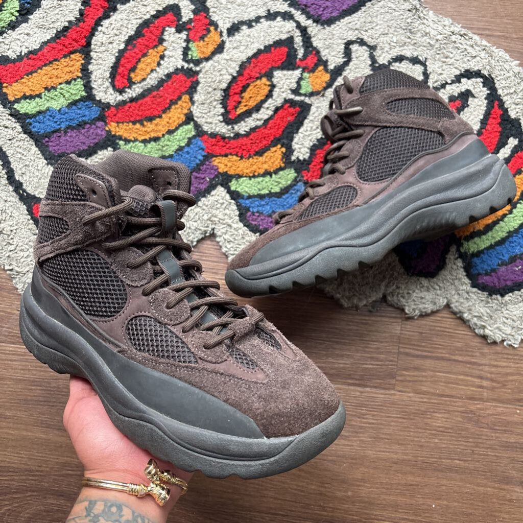 YEEZY DSRT BOOT OIL SZ. 9 (NO BOX)