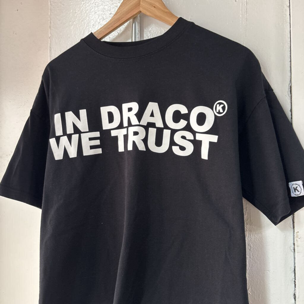 IN DRACO WE TRUST TEE SZ. XS