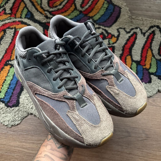YEEZY 700 SZ. 10 (NO BOX)