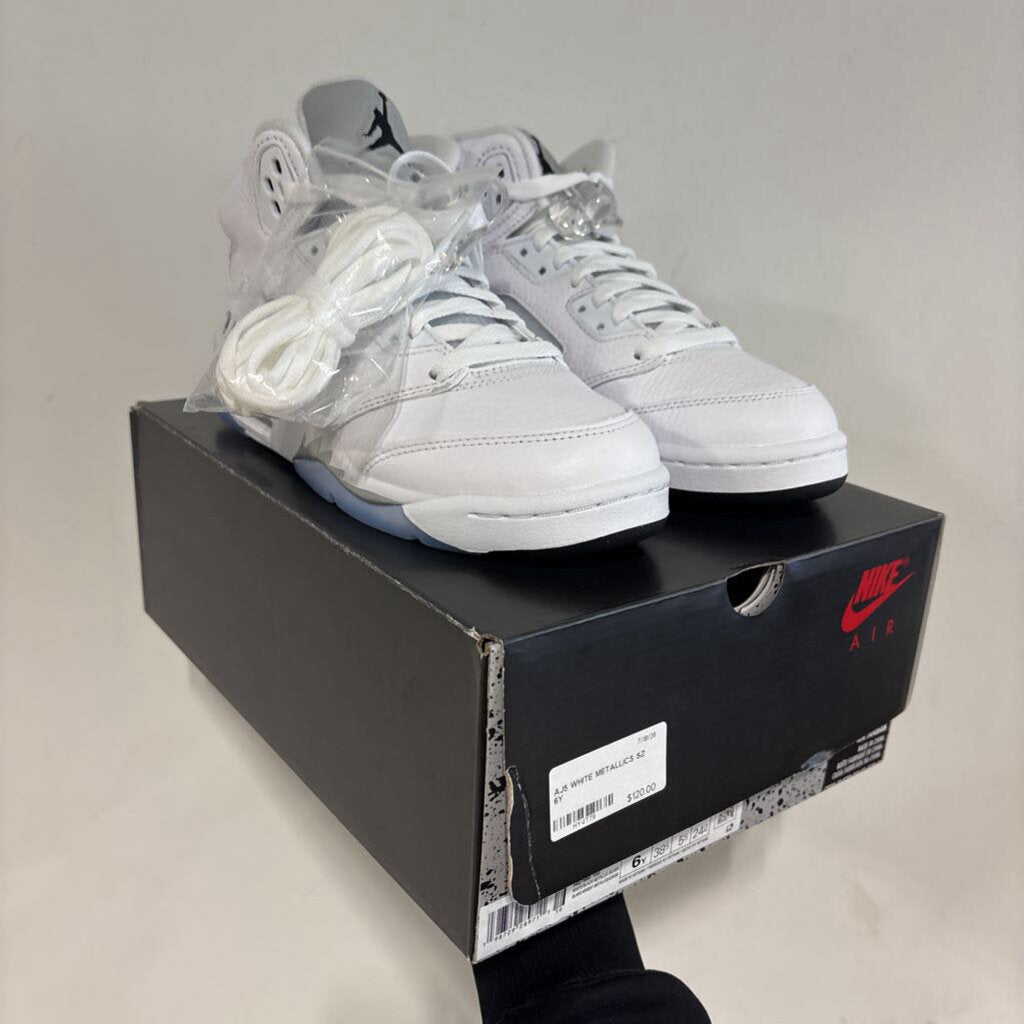 AJ5 WHITE METALLICS SZ 6Y