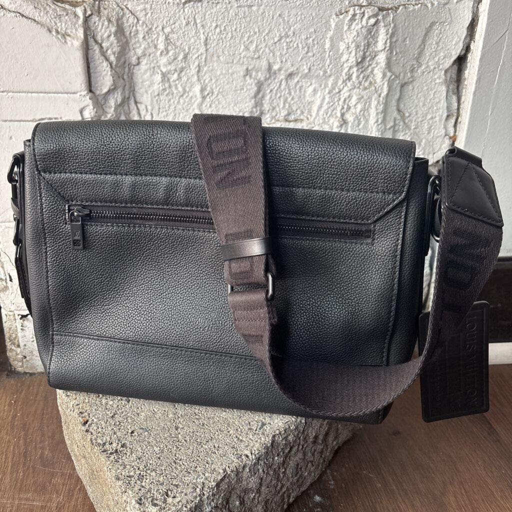 LOUIS VUITTION MESSENGER