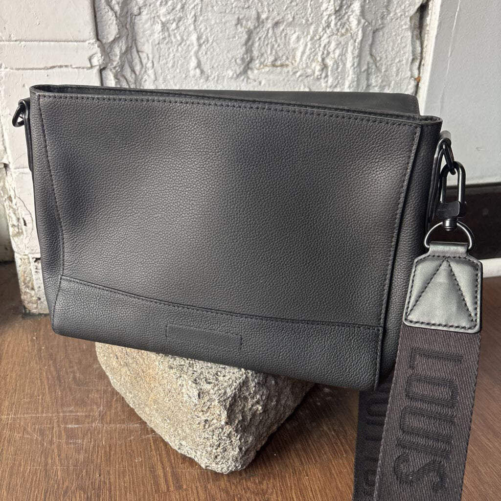 LOUIS VUITTION MESSENGER