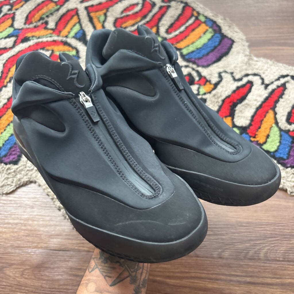 SHAI TRIPLE BLACK SZ. 10 (NO BOX)
