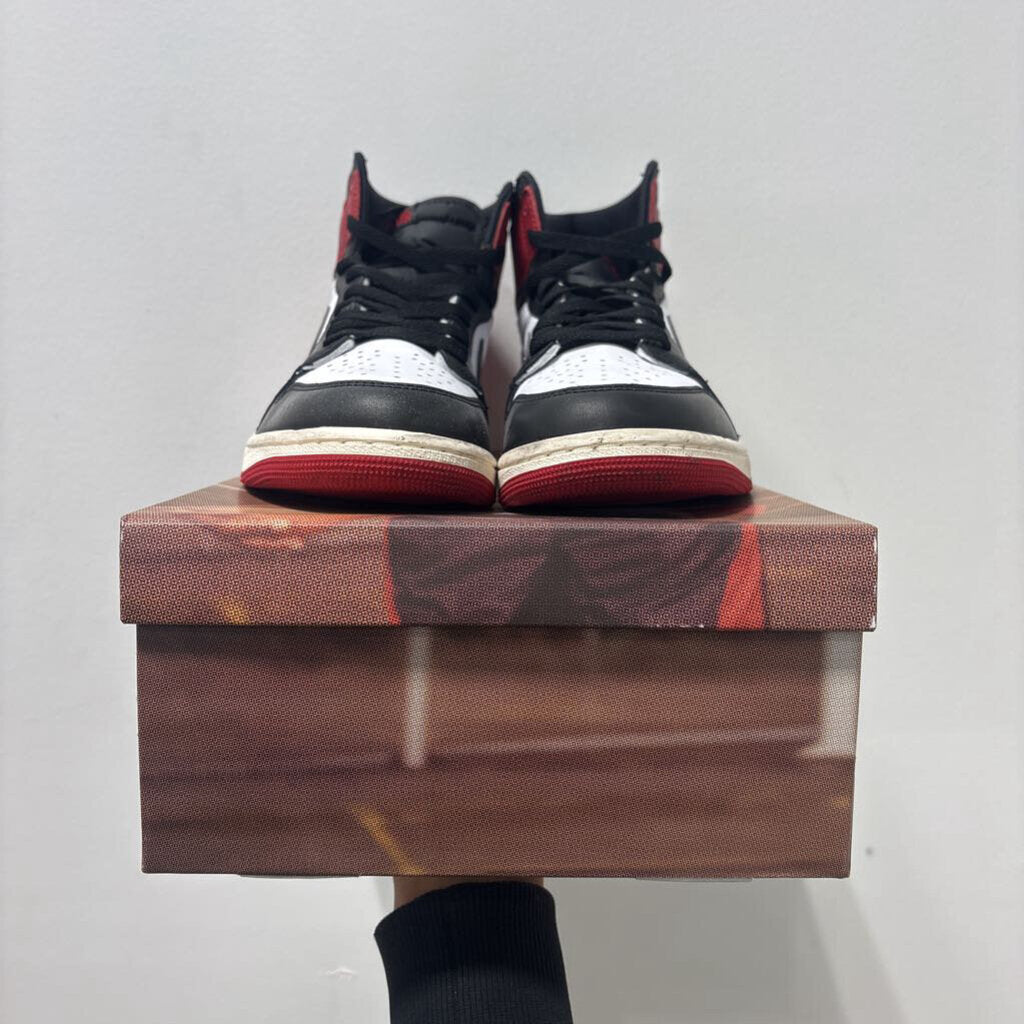 USED JORDAN 1 BLACK TOE SZ 10