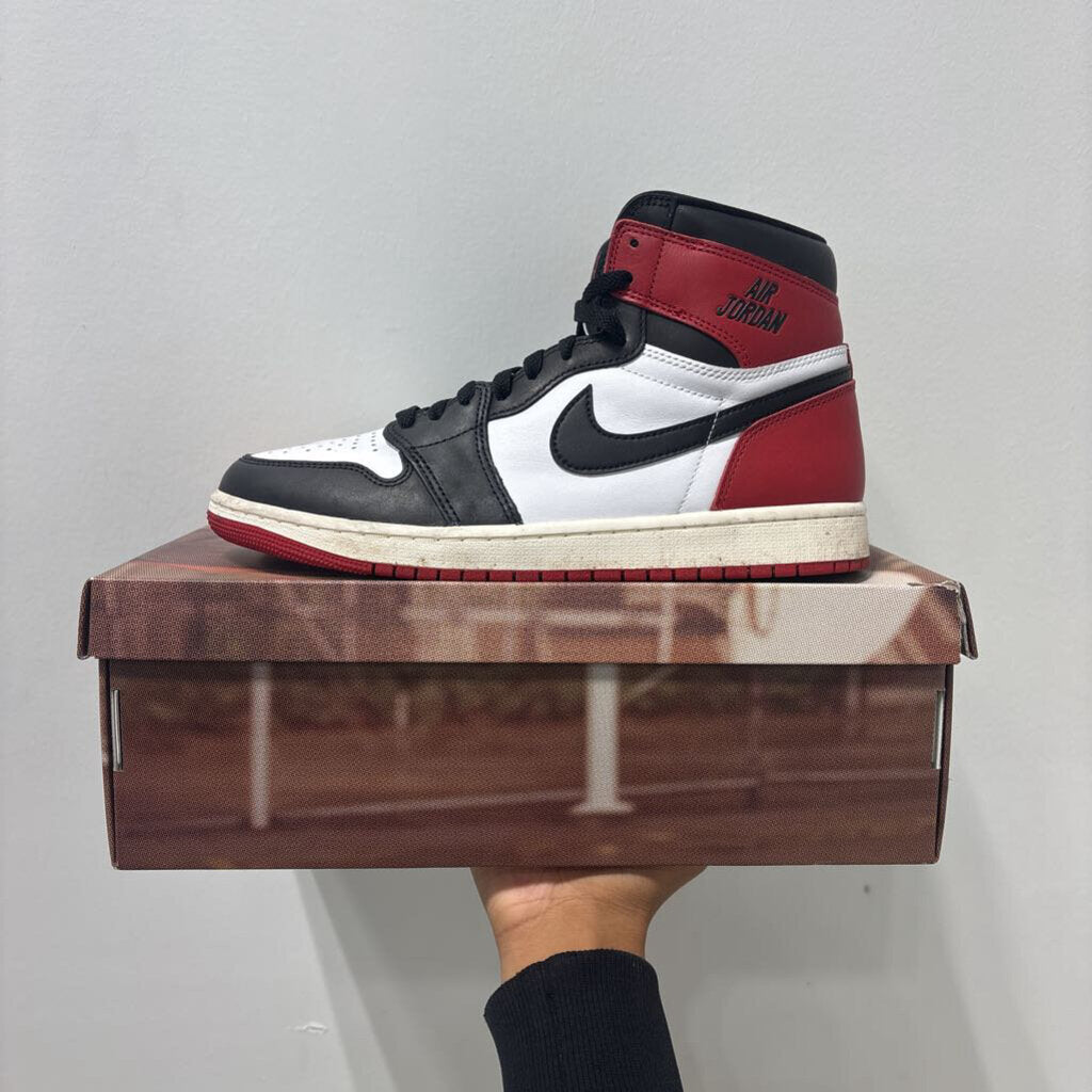 USED JORDAN 1 BLACK TOE SZ 10