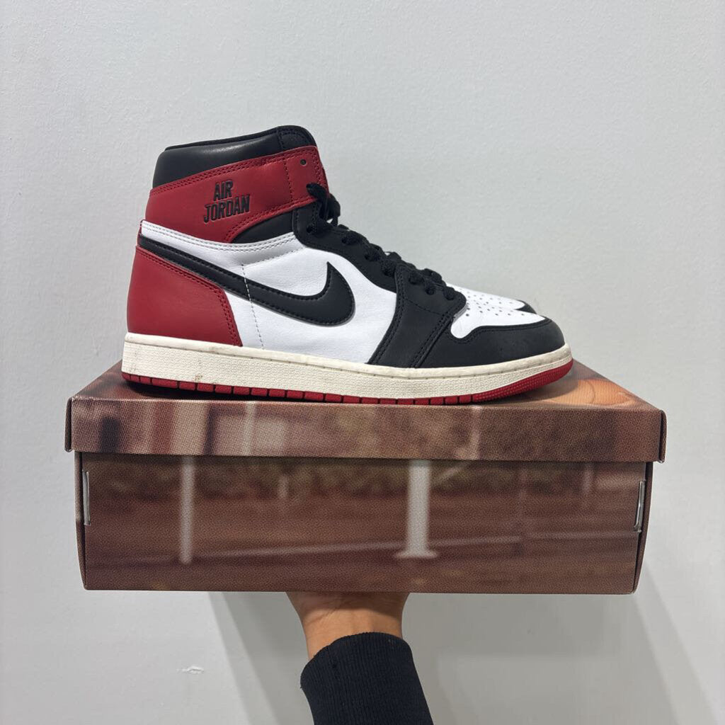 USED JORDAN 1 BLACK TOE SZ 10