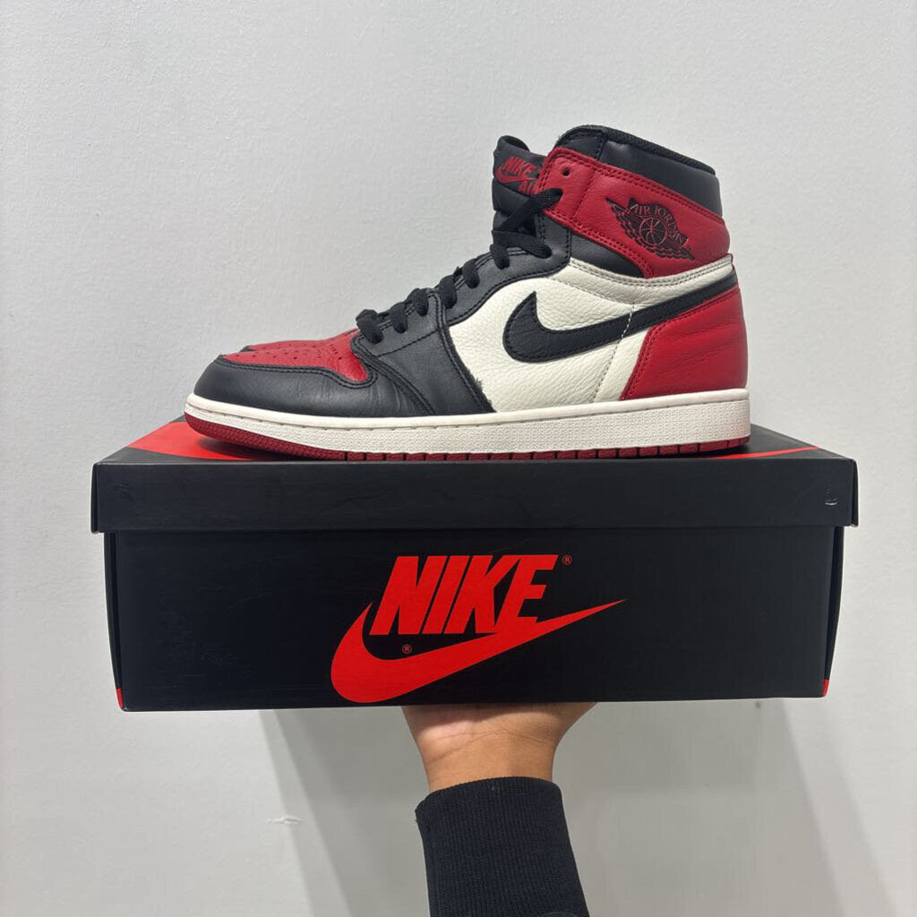 USED '18 JORDAN 1 BLACK TOE SZ 10