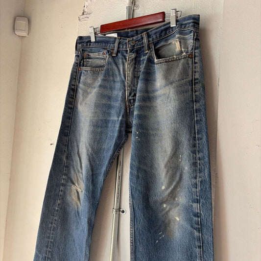 LEVI DISTRESSED DENIM SZ. 30