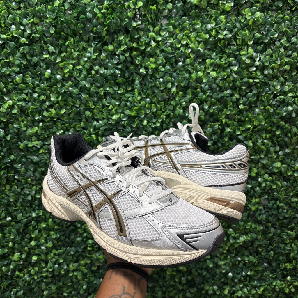 ASICS GEL WHITE/BLACK/GOLD/ SZ 10