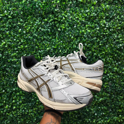 ASICS GEL WHITE/BLACK/GOLD/ SZ 10