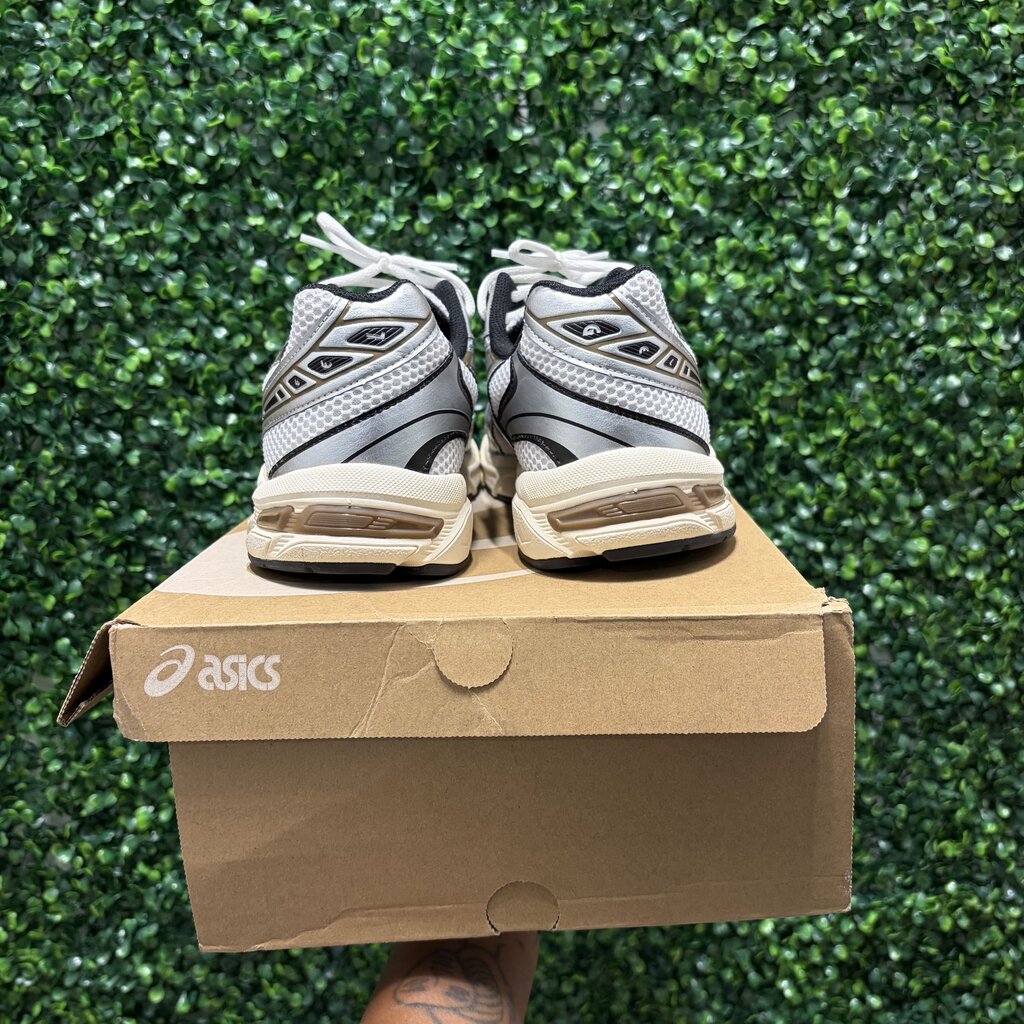 ASICS GEL WHITE/BLACK/GOLD/ SZ 10