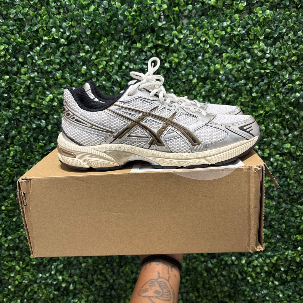 ASICS GEL WHITE/BLACK/GOLD/ SZ 10