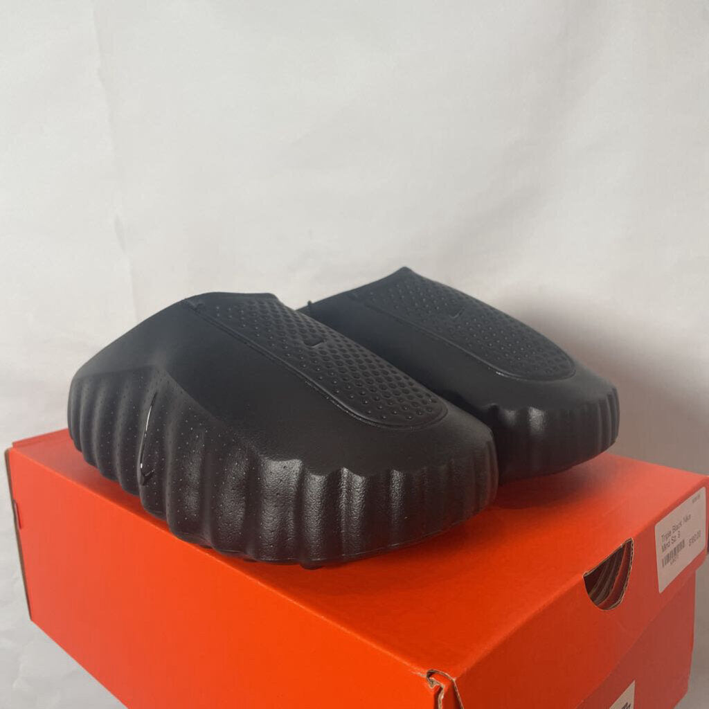Triple Black Nike Mind Sz. 9