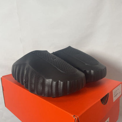 Triple Black Nike Mind Sz. 9