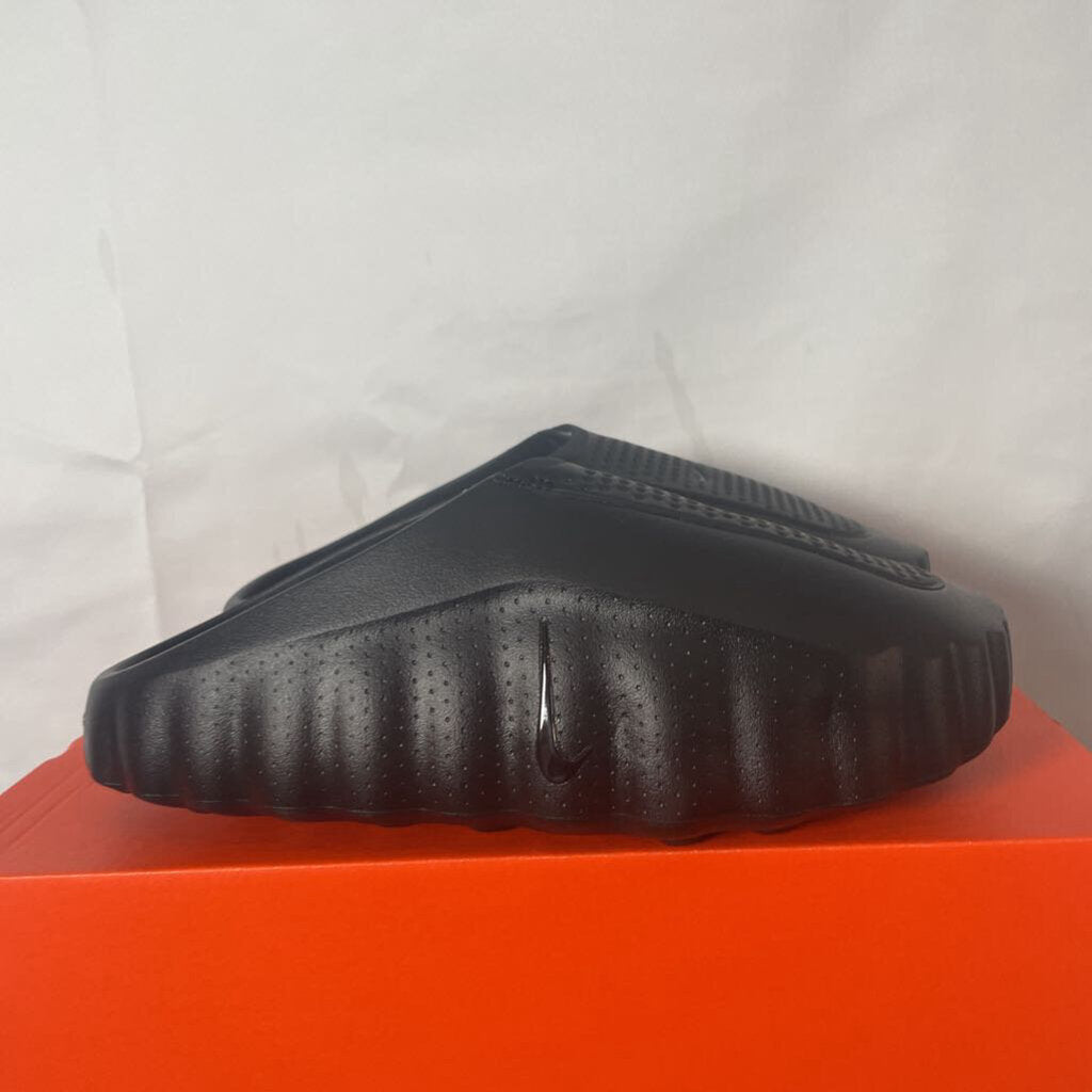 Triple Black Nike Mind Sz. 9