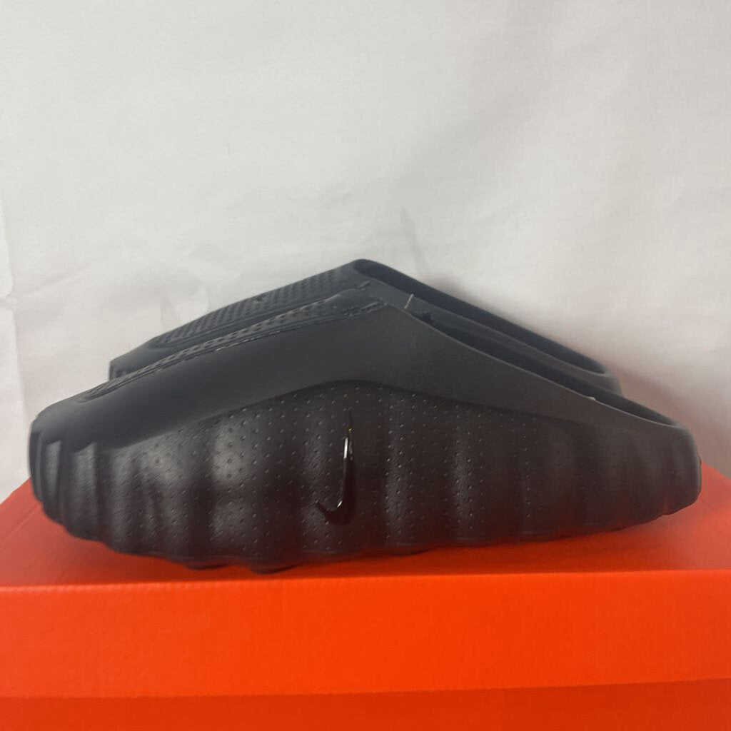 Triple Black Nike Mind Sz. 9