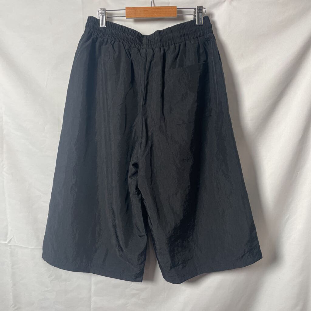 HMDD Black 3/4s Shorts Sz. M