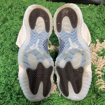 JORDAN 11 LEGEND BLUE SZ. 5 (BOX)
