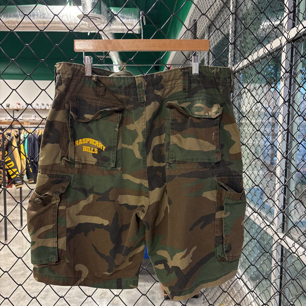 RASPBERRY HILLS CAMO SHORTS // SZ 35